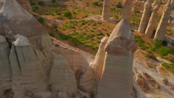 通过这个无人驾驶飞机拍摄的镜头开始了前往土耳其卡帕多西亚迷人的戈里梅国家公园的旅程 神奇的超现实的岩石形成了这个独特的景观 这些独特的 — 图库视频影像