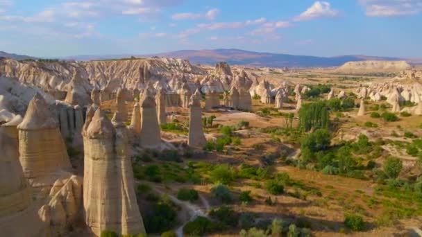 通过这个无人驾驶飞机拍摄的镜头开始了前往土耳其卡帕多西亚迷人的戈里梅国家公园的旅程 神奇的超现实的岩石形成了这个独特的景观 这些独特的 — 图库视频影像
