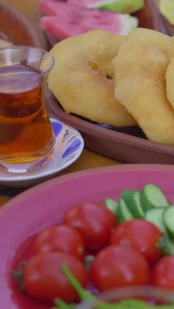 Vidéo Verticale Plaisir Dans Tapisserie Vibrante Petit Déjeuner Turc Traditionnel — Video