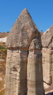 Dikey video. Bu büyüleyici hava stoku videosunda, Sevgi Vadisi, Kapadokya, Türkiye 'yi dolaştık, burada doğa sanatları farklı şekilli kayalardan oluşan gerçeküstü bir manzara oluşturdu. Bunlar eşsiz.