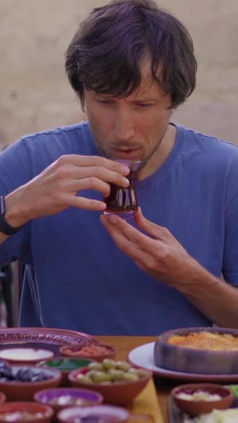 Чоловік Готує Традиційний Турецький Сніданок Серед Поширення Свіжих Овочів Вершкового — стокове відео