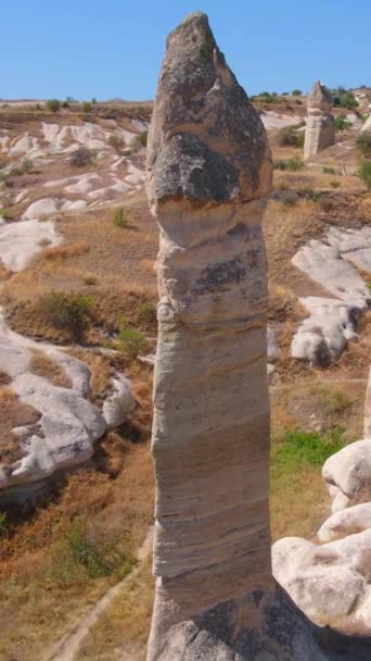 垂直录像 在这个迷人的空中种群视频中 我们穿越了土耳其卡帕多西亚的洛夫谷 在那里大自然的艺术已经雕刻了一个超现实的独特形状的岩石景观 这些独特的 — 图库视频影像
