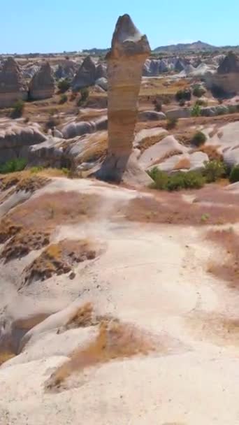 垂直录像 在这个迷人的空中种群视频中 我们穿越了土耳其卡帕多西亚的洛夫谷 在那里大自然的艺术已经雕刻了一个超现实的独特形状的岩石景观 这些独特的 — 图库视频影像