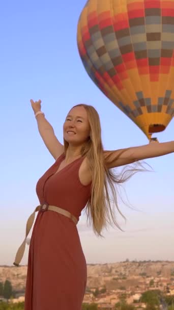Formato Vertical Mulher Turística Olhando Para Balões Quente Capadócia Turquia — Vídeo de Stock