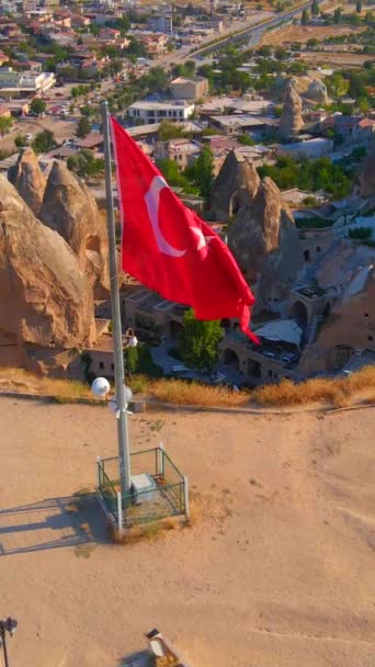 Vertikal Video Flygfoto Goreme Kappadokien Turkiet Viftande Flagga Republiken Turkiet — Stockvideo