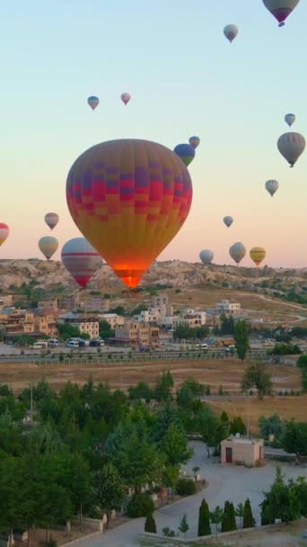 Vídeo Vertical Este Video Aéreo Los Cielos Sobre Capadocia Turquía — Vídeos de Stock