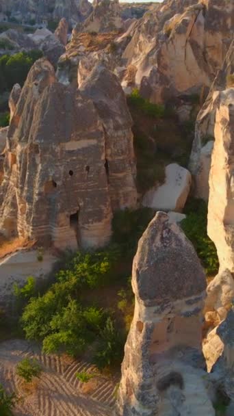 비디오 터키의 카파도키아 지역의 매혹적인 비디오 아래로 펼쳐진 바위에 우아하게 — 비디오