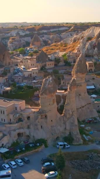垂直录像 对土耳其卡帕多西亚Goreme的空中射击 古城在下面展开 展现了其非凡的魅力 房屋优雅地刻在岩石上 独特的岩层 — 图库视频影像