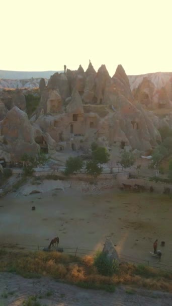 Dikey Video Türkiye Deki Kapadokya Bölgesinin Büyüleyici Bir Klibi Aşağıdaki — Stok video