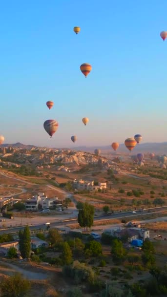Vídeo Vertical Neste Vídeo Aéreo Céus Acima Capadócia Turquia Ganham — Vídeo de Stock