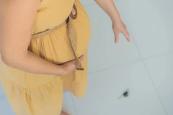 Facing Momentary Challenge Pregnant Woman Drops Her Keys Struggles Pick — Stock Photo, Image