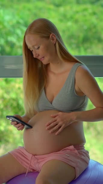 Vertikales Format Eine Schwangere Schaltet Sanft Eine Spezielle App Auf — Stockvideo