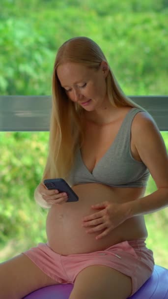 Vertikalt Format Gravid Kvinna Sätter Försiktigt Speciell App Sin Telefon — Stockvideo
