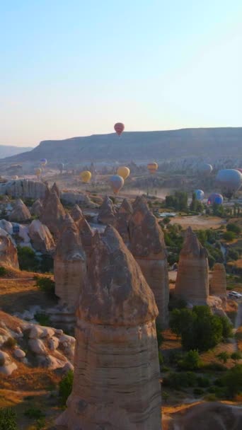 Függőleges Légi Felvétel Cappadociai Égbolt Vásznára Felvéve Videó Egy Hőlégballon — Stock videók