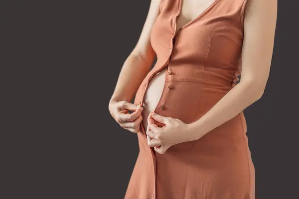 No need to struggle with the fastening. Choose a maternity dress that provides comfort and style to your pregnant belly.