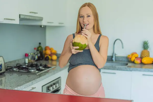 Terhességét Frissítő Választékkal Oltva Egy Terhes Örömmel Iszik Kókuszvizet Egy — Stock Fotó