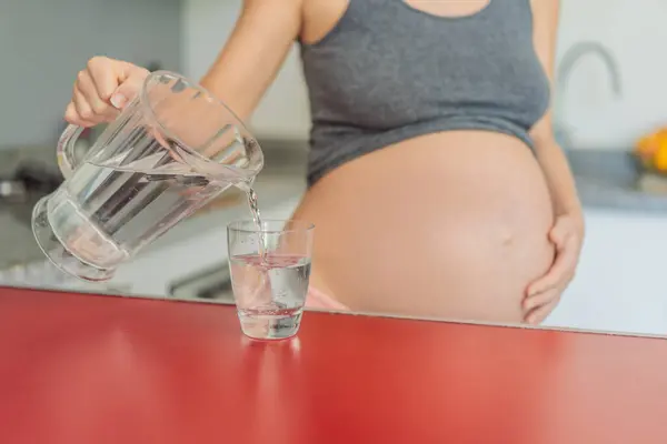 Felölelve Víz Létfontosságú Előnyeit Terhesség Alatt Egy Terhes Áll Konyhában — Stock Fotó