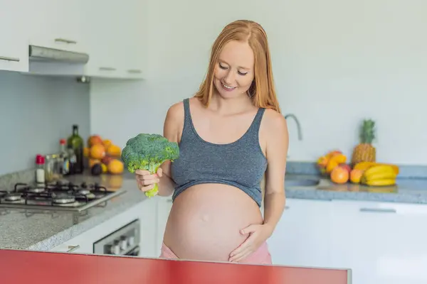 Těhotná Žena Bohatá Živiny Dychtivě Připravuje Vychutnat Zdravou Porci Brokolice — Stock fotografie