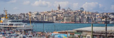 İstanbul kenti Türkiye 'de ufuk çizgisi, Beyoğlu' nda Galata kulesi olan eski evler, Altın Boynuz manzaralı. BANNER, BÜYÜK