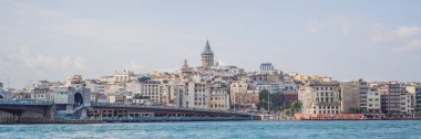 İstanbul kenti Türkiye 'de ufuk çizgisi, Beyoğlu' nda Galata kulesi olan eski evler, Altın Boynuz manzaralı. BANNER, BÜYÜK