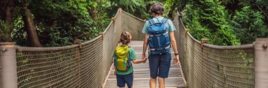 Baba ve oğul turistler Yıldız Parkı 'ndaki Rope Köprüsü' nde. Beşiktaş, İstanbul, Türkiye. Hindi. Çocuk konseptiyle seyahat etmek. BANNER, BÜYÜK