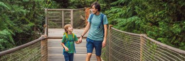Baba ve oğul turistler Yıldız Parkı 'ndaki Rope Köprüsü' nde. Beşiktaş, İstanbul, Türkiye. Hindi. Çocuk konseptiyle seyahat etmek. BANNER, BÜYÜK
