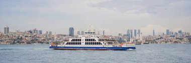 İstanbul, Türkiye 13 Ağustos 2022: Türkiye 'deki Müslüman mimari ve su taşımacılığı - İstanbul Boğazı' ndaki deniz yolculuğunun güzel manzaralı turistik simgeleri. BANNER, BÜYÜK