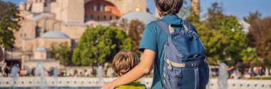 BANNER, Uzun Ömürlü Baba ve Oğul Turistler, Türkiye 'nin İstanbul kentindeki ünlü İslami Tarihi Cami Ayasofya Katedrali' nin güzel manzarasının keyfini çıkarıyorlar. Çocuk konseptiyle seyahat etmek. Güneşli bir gün