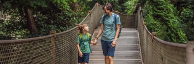 Baba ve oğul turistler Yıldız Parkı 'ndaki Rope Köprüsü' nde. Beşiktaş, İstanbul, Türkiye. Hindi. Çocuk konseptiyle seyahat etmek. BANNER, BÜYÜK