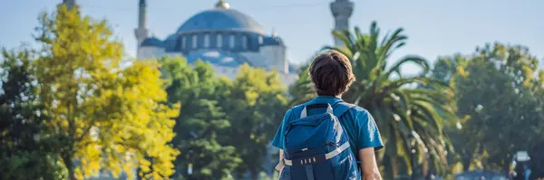 游览蓝色清真寺的游客苏丹哈米德 卡米伊斯坦布尔 土耳其 Banner Long Format — 图库照片