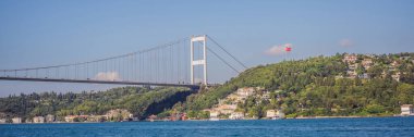 İstanbul, Türkiye, İstanbul, İstanbul Boğazı 'ndaki Fatih Sultan Mehmet Köprüsü' nün aşağısındaki evler. BANNER, BÜYÜK