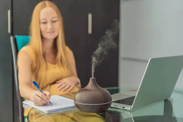 Expectant Woman Enhances Work Environment Using Aroma Diffuser Soothing Atmosphere — Stock Photo, Image