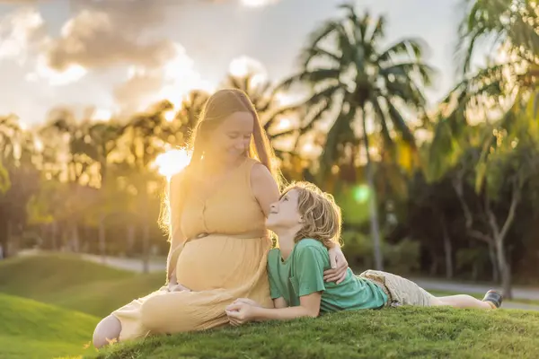 Heartwarming Outdoor Bonding Pregnant Mom Her Son Enjoy Quality Time — Stock Photo, Image