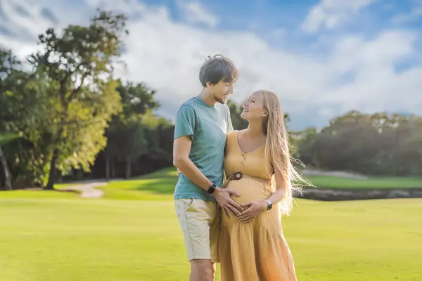 Momento Felicidad Como Una Mujer Embarazada Marido Pasan Tiempo Calidad Imagen De Stock
