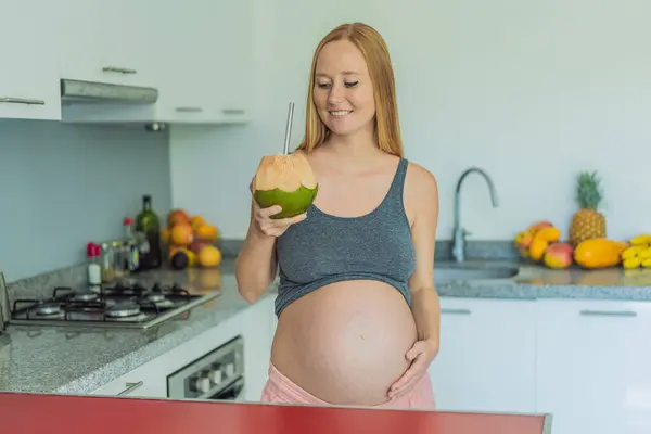 Apagando Sed Embarazo Con Una Opción Refrescante Una Mujer Embarazada — Foto de Stock
