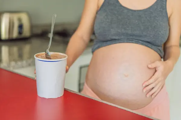 Feliz Embarazada Joven Comiendo Helado — Foto de Stock