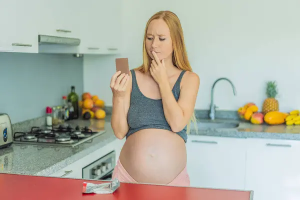 Édes Dilemmára Gondolva Egy Terhes Elgondolkodik Azon Döntésen Hogy Terhesség — Stock Fotó