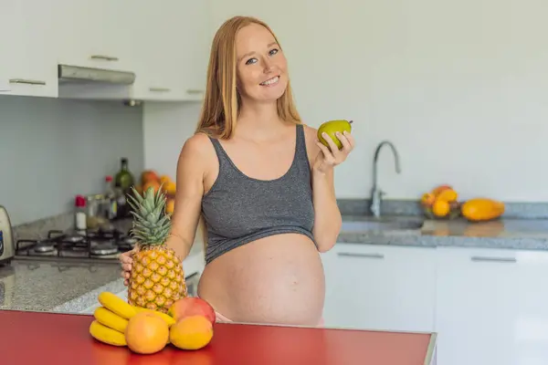 Těhotná Žena Zdravou Volbu Připravuje Nutriční Okamžik Připravuje Jíst Čerstvé — Stock fotografie