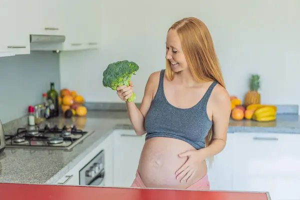 Těhotná Žena Bohatá Živiny Dychtivě Připravuje Vychutnat Zdravou Porci Brokolice — Stock fotografie