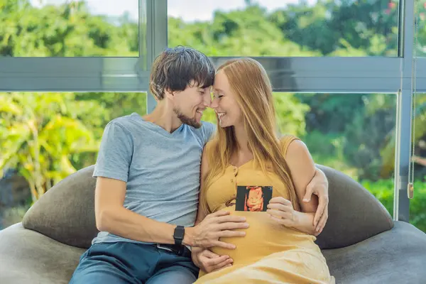 Touching Moment Pregnant Woman Father Connect Video Call Sharing Joy — Stock Photo, Image
