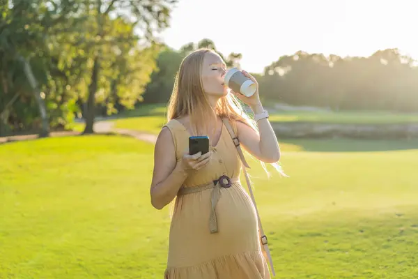 Mujer Embarazada Disfruta Una Taza Café Aire Libre Mezclando Los Imagen De Stock