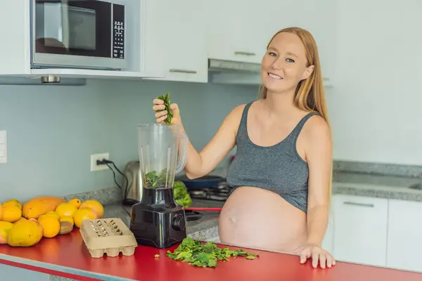 Těhotná Žena Osvojující Výživnou Volbu Radostně Připravuje Pulzující Zeleninový Koktejl — Stock fotografie