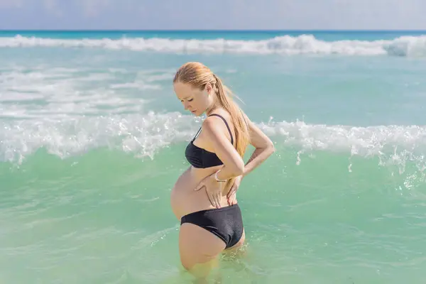 Sea Pregnant Woman Experiences Moment Discomfort She Stands Gently Tending — Stock Photo, Image