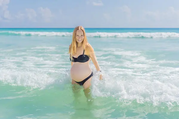 Idyllic Embrace Caribbean Sea Pregnant Woman Finds Bliss Savoring Warmth — Stock Photo, Image