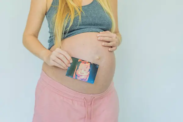 Mujer Embarazada Alegre Comparte Emocionante Noticia Orgullosamente Mostrando Prueba Embarazo Fotos De Stock Sin Royalties Gratis