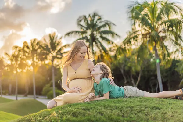 Hamile Bir Anne Oğlu Olarak Dışarıda Sevgi Dolu Bir Bağ — Stok fotoğraf