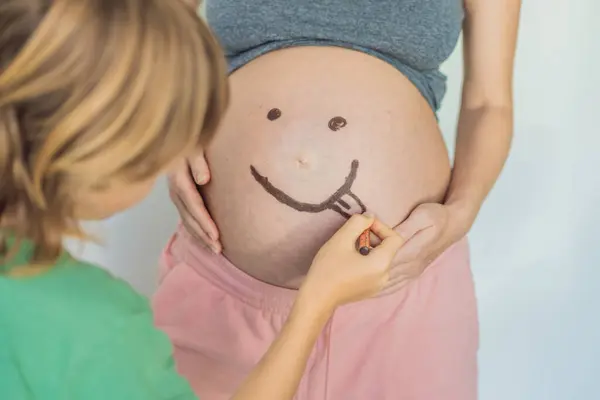 Momento Adorable Como Hijo Añade Toque Alegría Embarazo Madres Dibujando Imagen De Stock