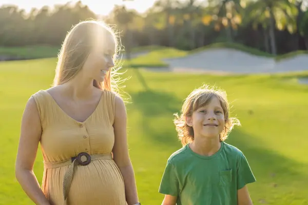 Acogedor Vínculo Aire Libre Como Una Madre Embarazada Hijo Disfrutan Imagen De Stock