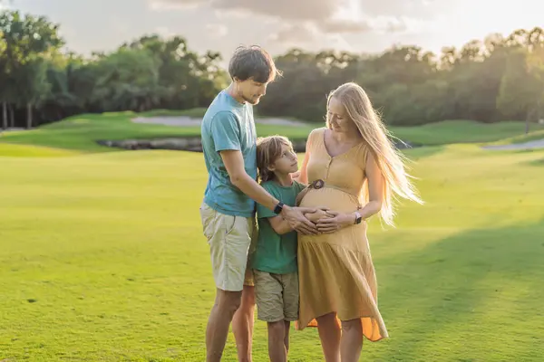 Alegre Tiempo Familia Como Una Mujer Embarazada Marido Hijo Comparten Fotos De Stock