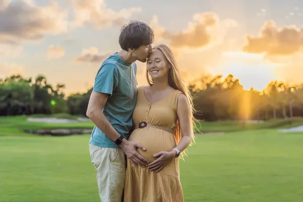 Hamile Bir Kadın Kocası Olarak Mutlu Bir Birlikte Dışarıda Kaliteli — Stok fotoğraf